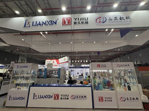 Latest company news about Fully automatic packaging machine demo at VietnamPlas 2026